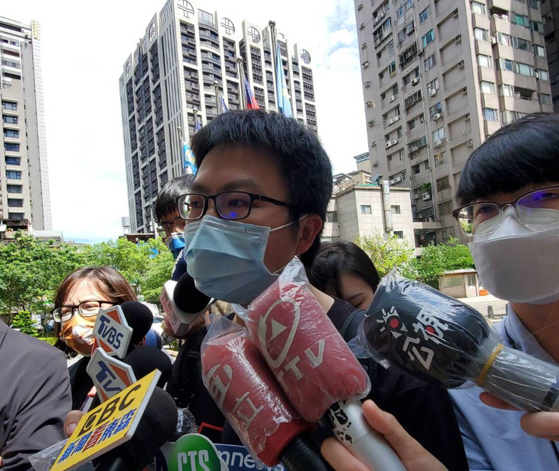 男童「恩恩」染疫身亡，恩恩事件關鍵的81分鐘錄音檔曝光。圖為恩恩父親林先生（前中）。 (資料照片中央社)