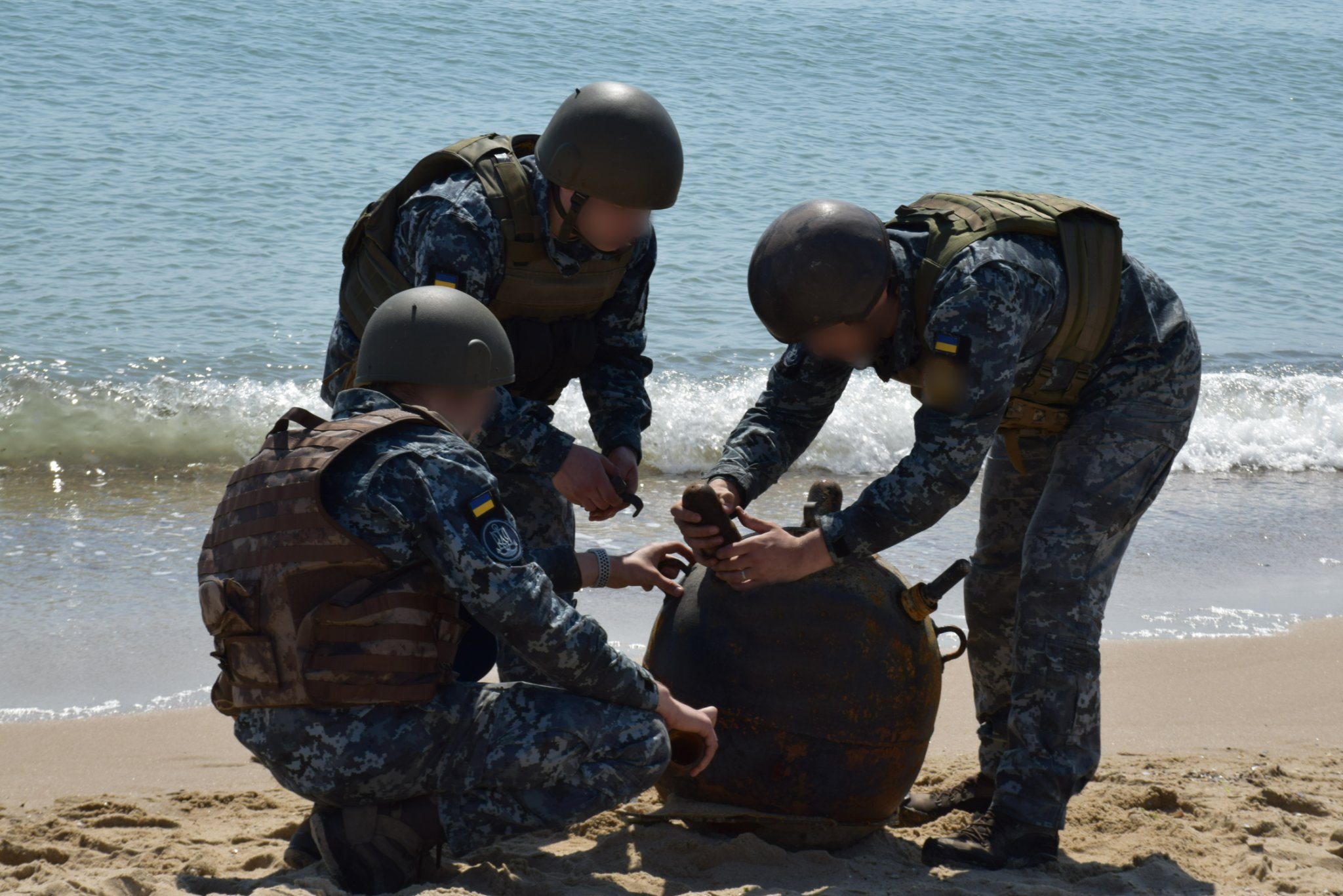 圖為烏克蘭士兵在拆除被海水沖上岸的水雷。 (圖:烏國防部)