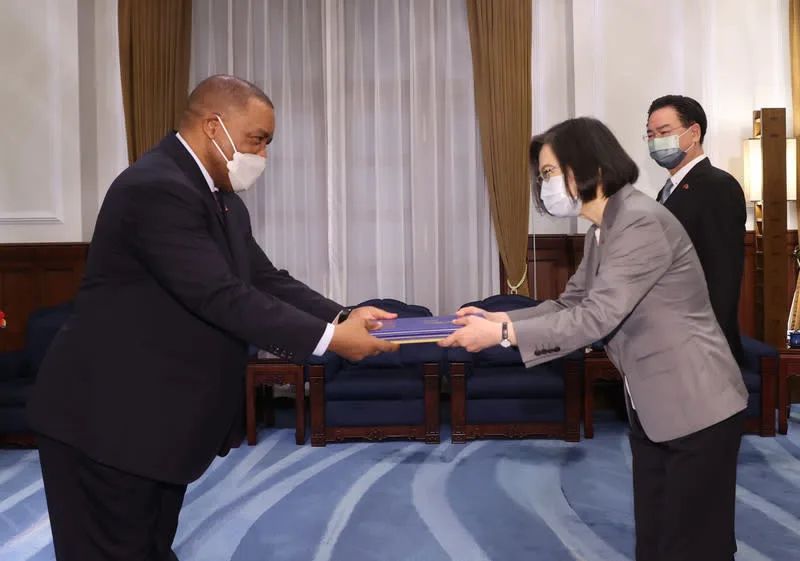 總統蔡英文（前右）13日在總統府，由外交部長吳釗燮（後右）陪同，接受史瓦帝尼王國新任駐台特命全權大使蒙西比（Promise Msibi）（左）呈遞到任國書。(圖：中央社)