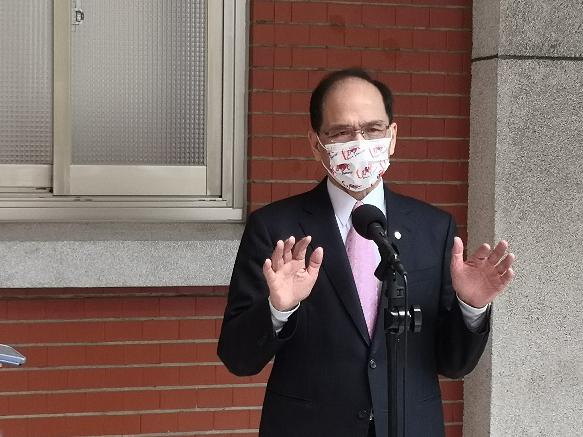 立法院長游錫堃日前演說時談及，「雲峰飛彈已經可以打到北京」，台灣具有攻擊北京的能力，中國要侵台前須先三思。對此，游錫堃14日進一步表示，他主要的訴求是和平。（劉玉秋攝）