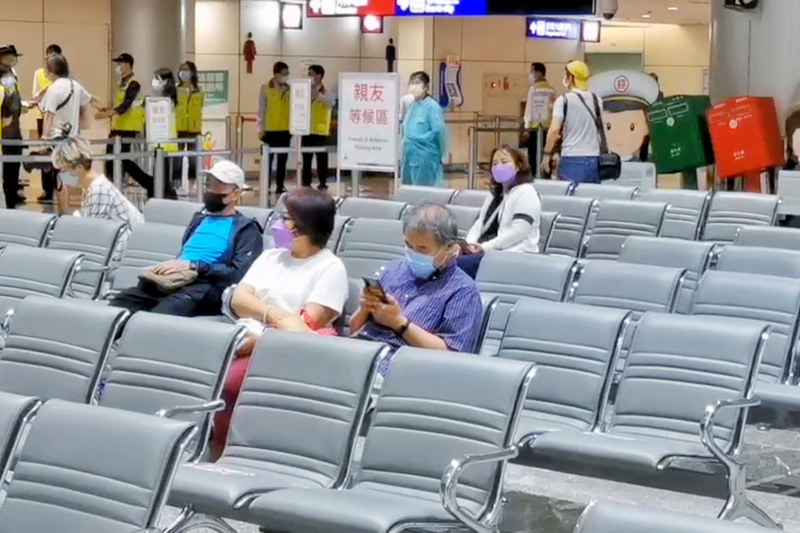 桃園國際機場15日起恢復轉機服務及親友接送。圖為第一航廈親友接送區。(圖：中央社)