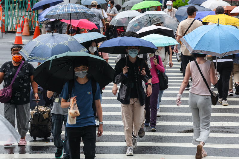 中央氣象局23日下午發布北、中、南地區9縣市大雨特報。(圖：中央社)