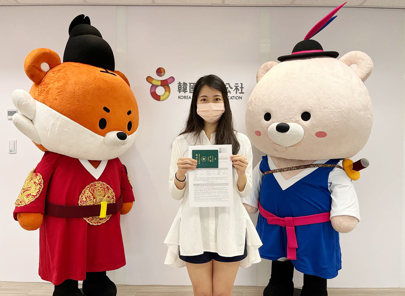 韓國6月1日起開放申請訪韓觀光簽證，韓國觀光公社統計，目前台灣預約到7月26日都額滿。台灣首名申請訪韓觀光簽證的黃小姐15日領到簽證。（韓國觀光公社提供） (圖：中央社)