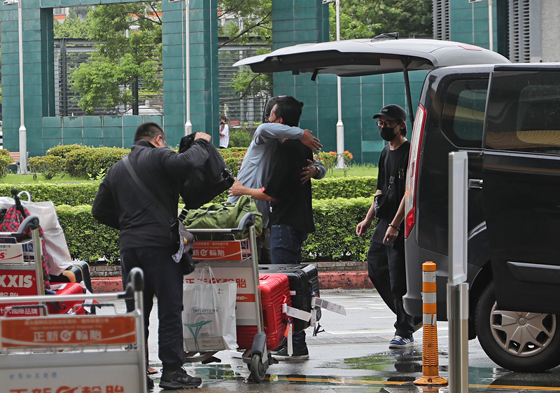 入境檢疫3+4新制上路。圖為入境旅客15日上午在台北松山機場和前來接送的親友擁抱。 (圖：中央社)