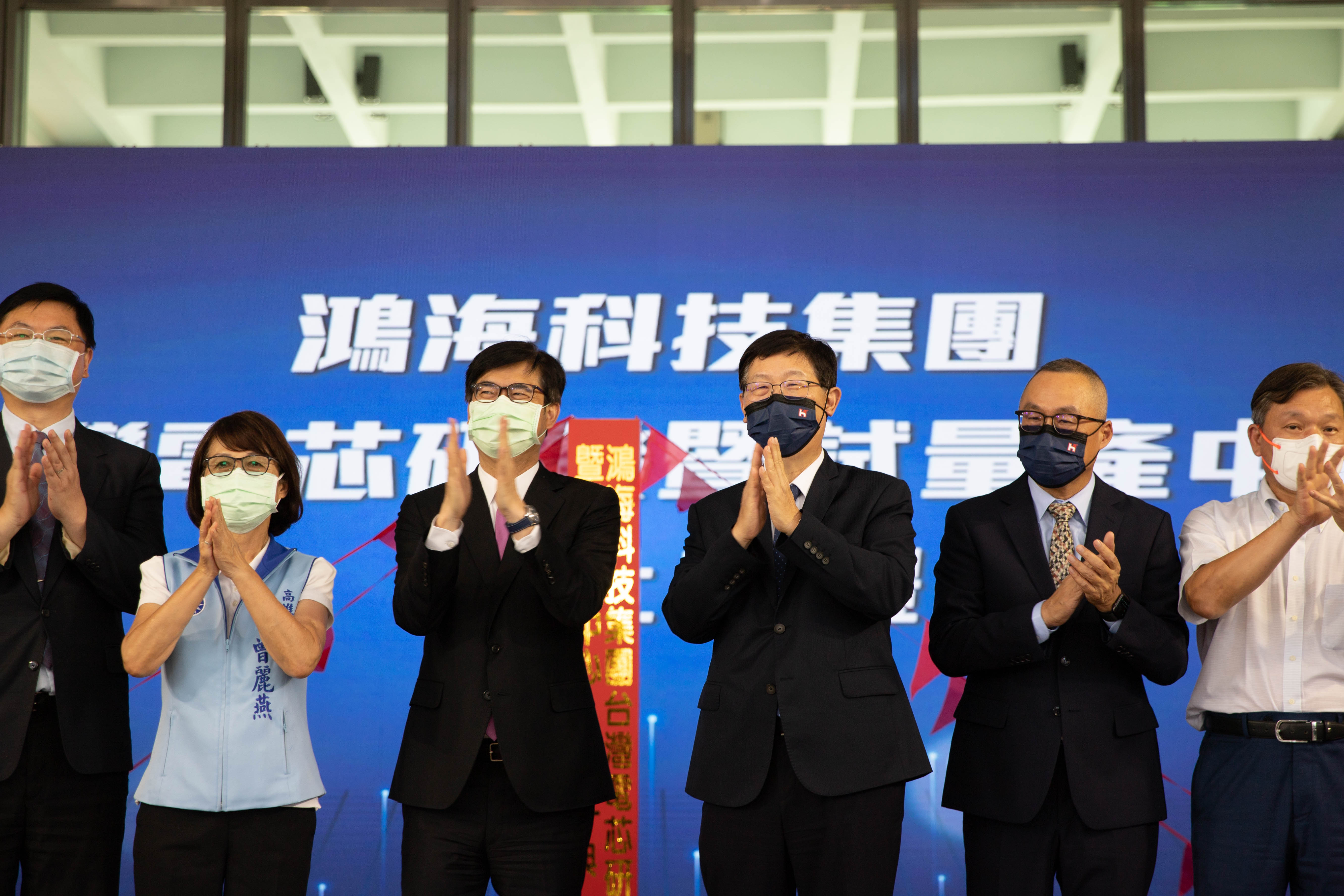 鴻海電芯研發暨試量產中心落腳高雄和發產業園區，高雄市長陳其邁與鴻海集團董事長劉揚偉15日出席動土典禮。(鴻海集團提供)