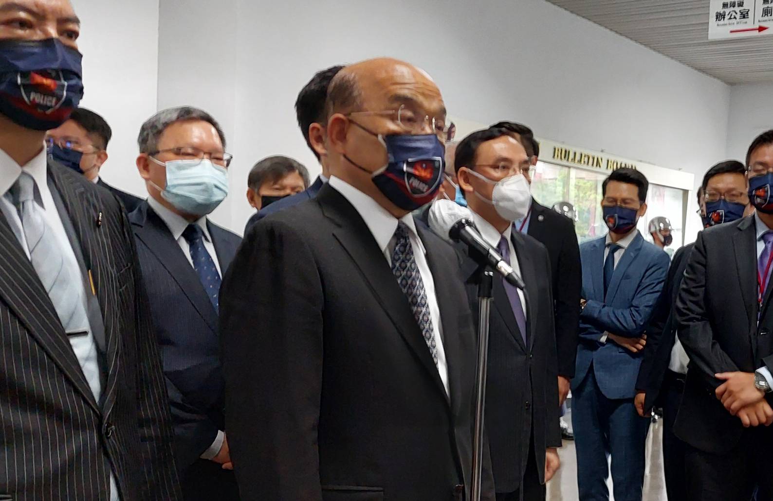 行政院長蘇貞昌(中)表示，將循國際管道抗議並申訴中國對台灣農產品打壓。資料照片。(歐陽夢萍 攝)