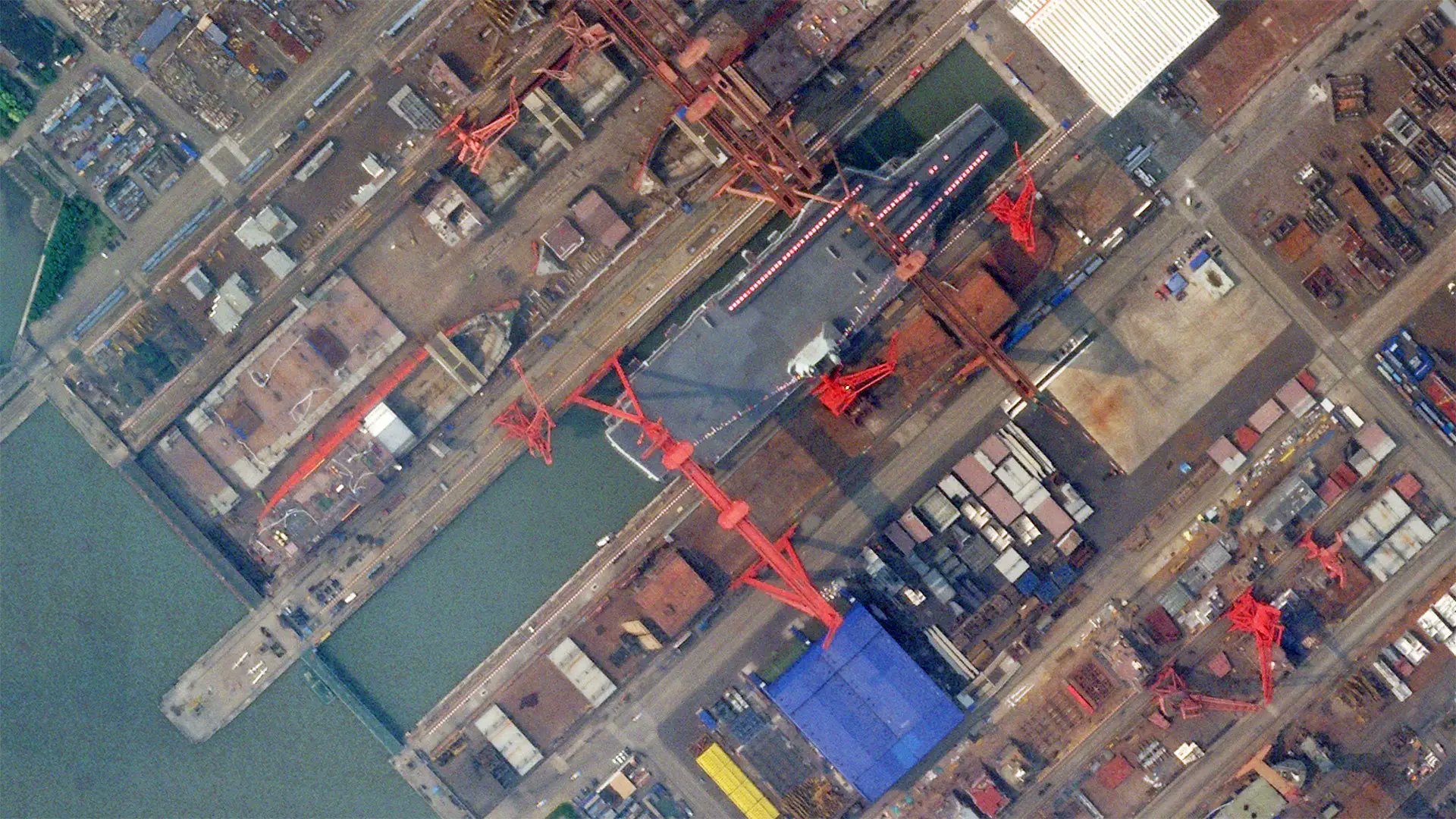 共軍003航母據指乾塢已注水、船身掛旗。（推特）