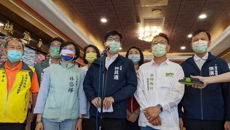 高雄市長陳其邁(前右3)16日受訪表示，對於中國違反國際貿易管制、無預警宣布暫停輸入台灣石斑，高雄養殖業者非常不以為然，農民抱怨連連，市府將提供養殖業者有更多元出路，全力輔導漁民，擴展更多海外市場與國內通路。 (圖：中央社)