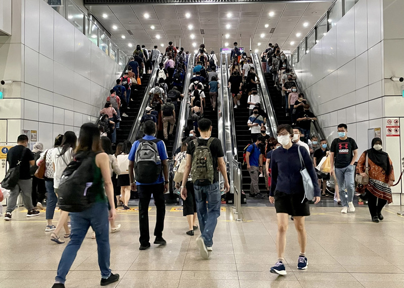 Omicron亞型變異株BA.4及BA.5在全球多國現蹤，可能在新加坡引發新一波疫情。圖為當地一處地鐵站內的民眾。 (圖：中央社)