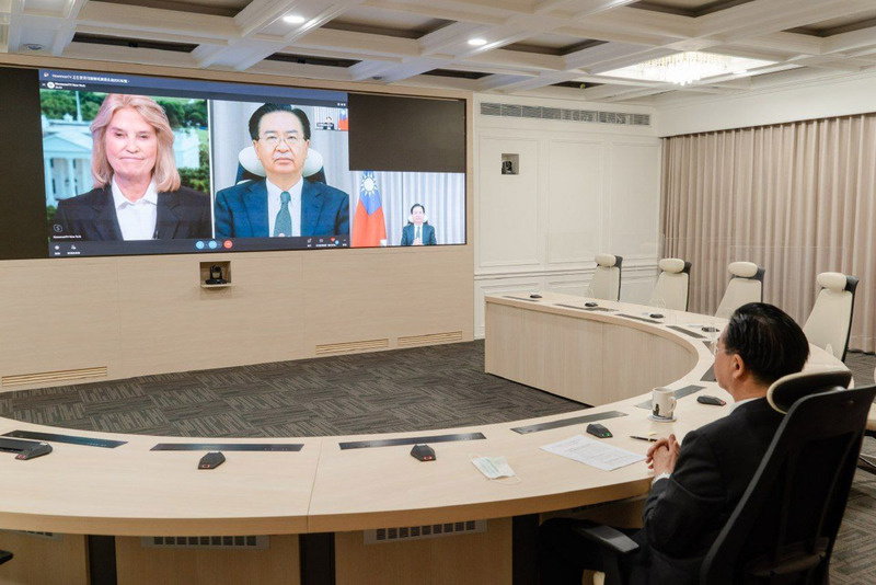 外交部長吳釗燮接受美國「新聞頭條」（Newsmax）新聞網節目主持人專訪。（外交部提供）(圖：中央社)