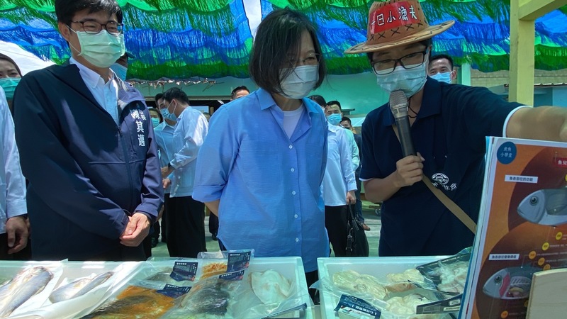 中國暫停台灣石斑魚輸入，總統蔡英文（前中）17日在高雄市長陳其邁（前左）陪同下，到永安區參訪蘇班長安心漁場，由業者介紹石斑魚加工產品。(圖：中央社)