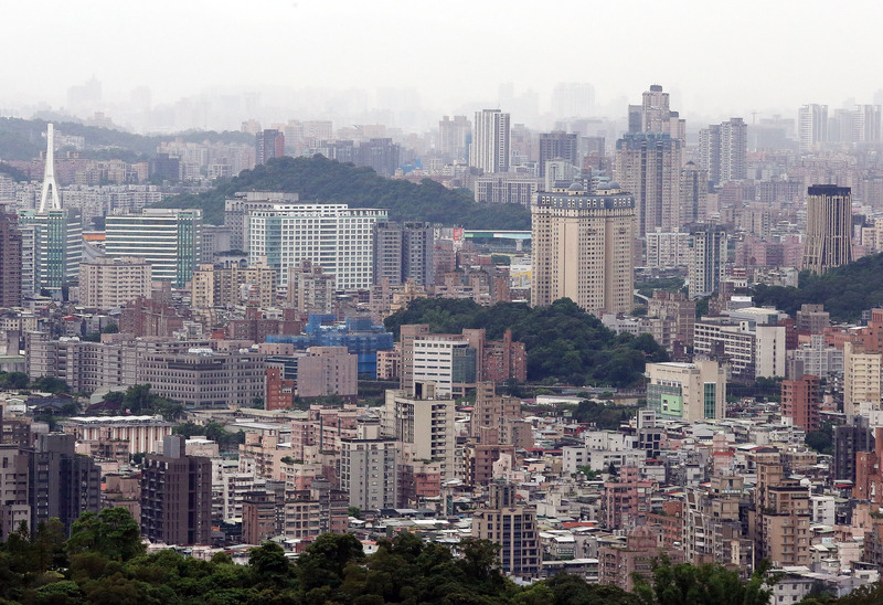 學者指出，打炒房衝擊沒想像中嚴重，買房信心依舊樂觀。圖為台北市南區鳥瞰景象。(資料照片/中央社)