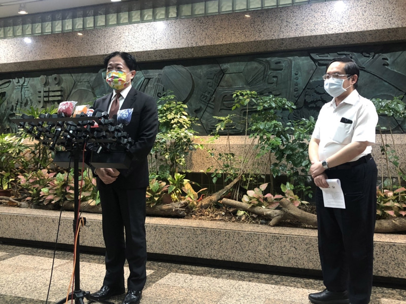 台灣石斑魚遭中國以檢出禁用藥物禁止輸入，行政院農業委員會17日公布外銷獎勵措施，由農委會國際處處長林家榮(左)及農委會漁業署副署長林國平(右)出面說明。 (圖：中央社)