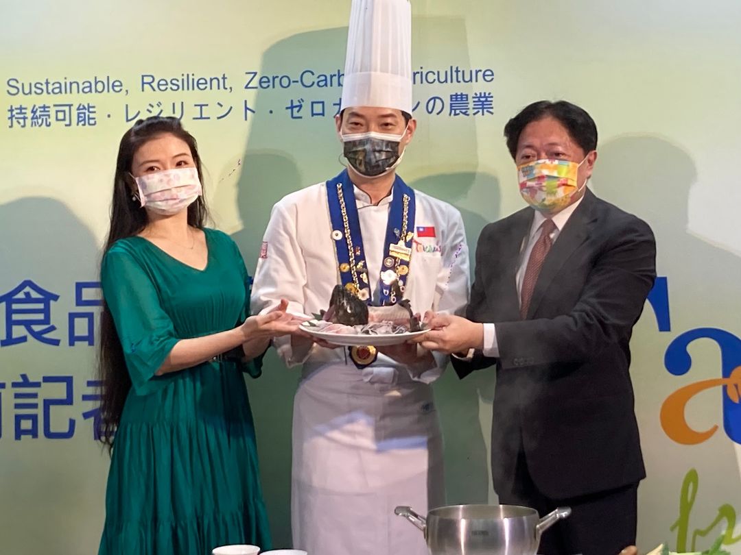 我國石斑魚遭中國片面禁止輸入，農委會國際處處長林家榮(右)預告，將祭出外銷補助，協助石斑魚外銷他國。(謝佳興 攝)