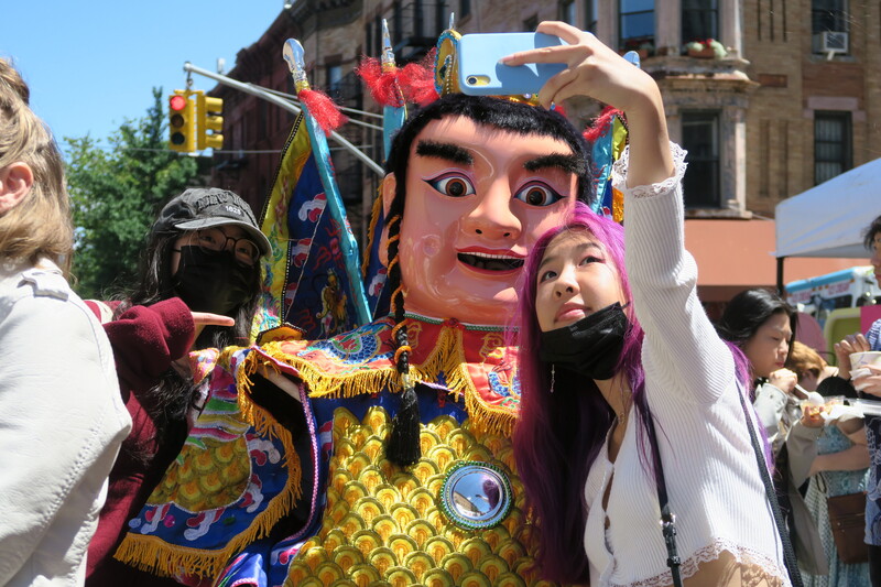 COVID-19疫情趨緩，停辦兩年的台灣文化活動轉型成街坊節TaiwanFest，19日在紐約布魯克林舉辦，民眾與三太子合影。 (圖：中央社)
