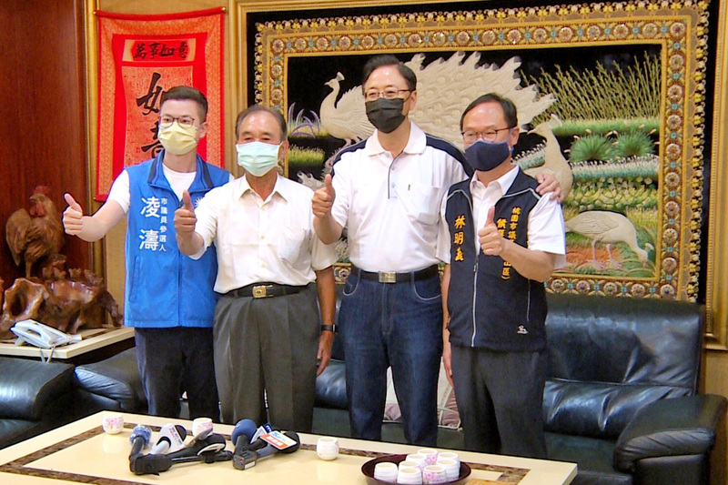 國民黨桃園市長參選人張善政（右2）20日前往龜山區拜訪前全國水利會總會長、前總統府國策顧問李總集（左2），並與地方人士進行短暫會談，就地方的現況及展望交換意見。 (圖：中央社)