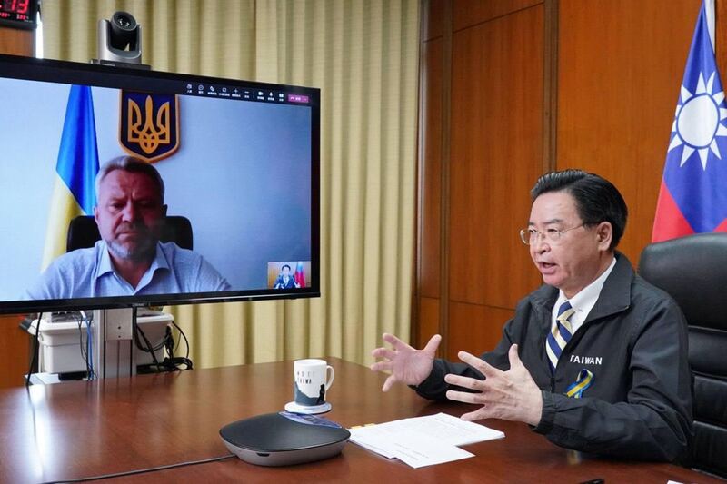 外交部長吳釗燮20日與烏克蘭布查市長費德魯克視訊通話，代表台灣捐贈50萬美元。（外交部提供）(圖：中央社)
