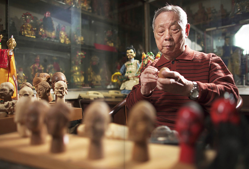 彰化縣政府傳統工藝「偶頭製作」保存者徐柄垣20日辭世，享壽88歲。圖為徐柄垣在雕刻布袋戲偶頭歷史畫面。(彰化縣政府文化局提供)(圖：中央社)
