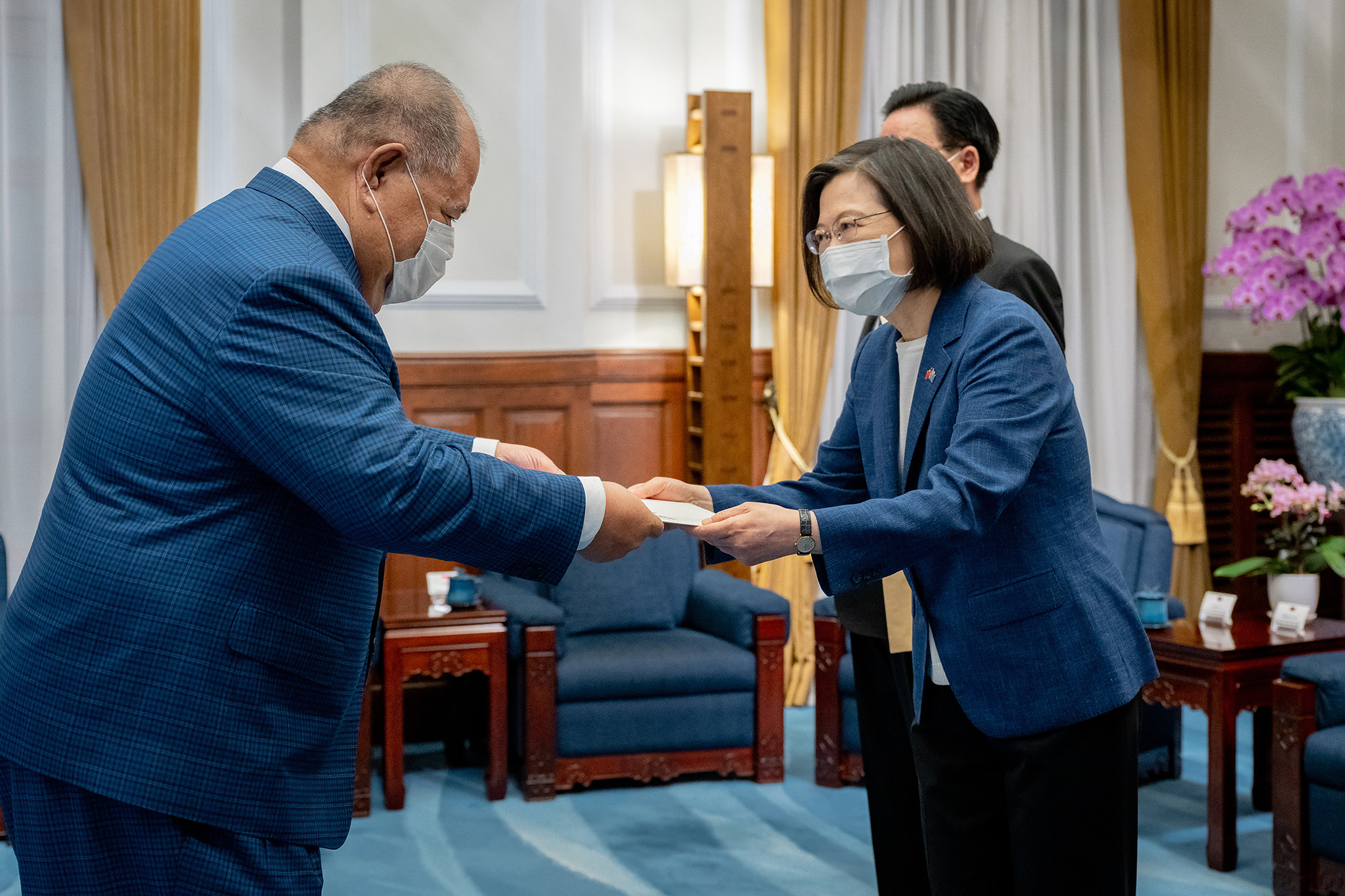 蔡英文總統20日接受吐瓦魯新任大使潘恩紐(Bikenibeu Paeniu)呈遞到任國書。(圖:總統府)