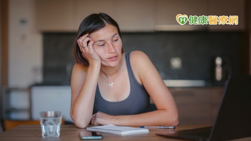 民眾平時如果有自覺注意力不集中，精神不濟等狀況除了尋求專業中醫師的協助，也可按摩頭皮的骨縫，用指腹按壓頭皮各個地方。(圖：健康醫療網 提供)