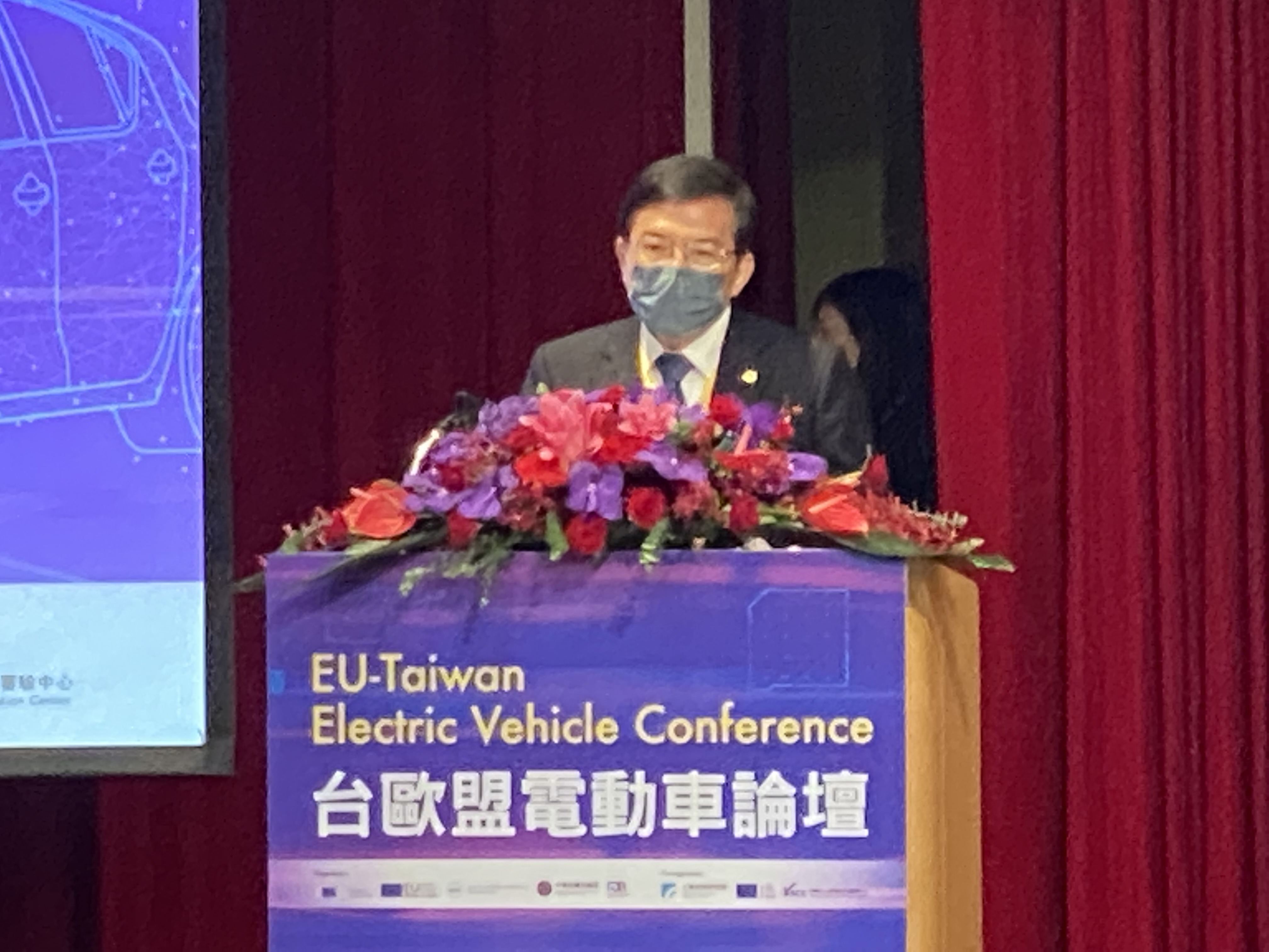 交通部長王國材在「台歐盟電動車論壇」上致詞。(吳琍君 攝)
