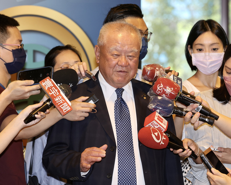 三三企業交流會理事長林伯豐（前中）受訪 。(資料照片/中央社)