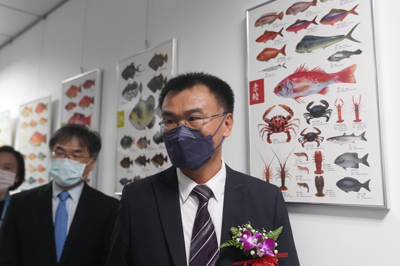 農委會主委陳吉仲（右）21日在家畜衛生試驗所，出席十足目虹彩病毒參考實驗室揭牌，並參觀實驗室。 (圖：中央社)