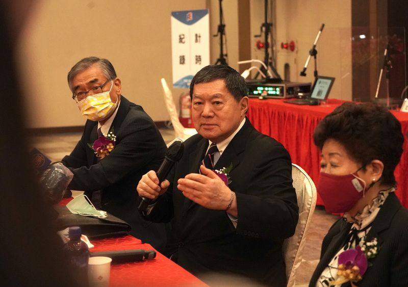 遠東國際商業銀行股東常會21日登場，副董事長徐旭東（中）、總經理周添財（左）會後接受媒體聯訪，談及對升息、房市看法。 (圖：中央社)