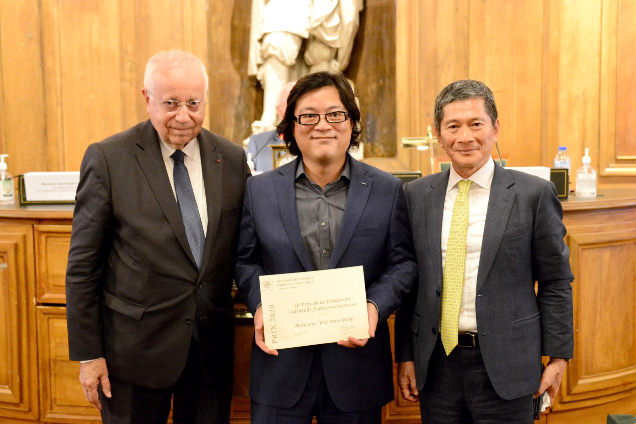 臺法文化獎得獎人吳坤墉（中）、法蘭西學院人文政治科學院終身秘書皮特（Jean-Robert Pitte，左）及文化部長李永得合影。(文化部提供)