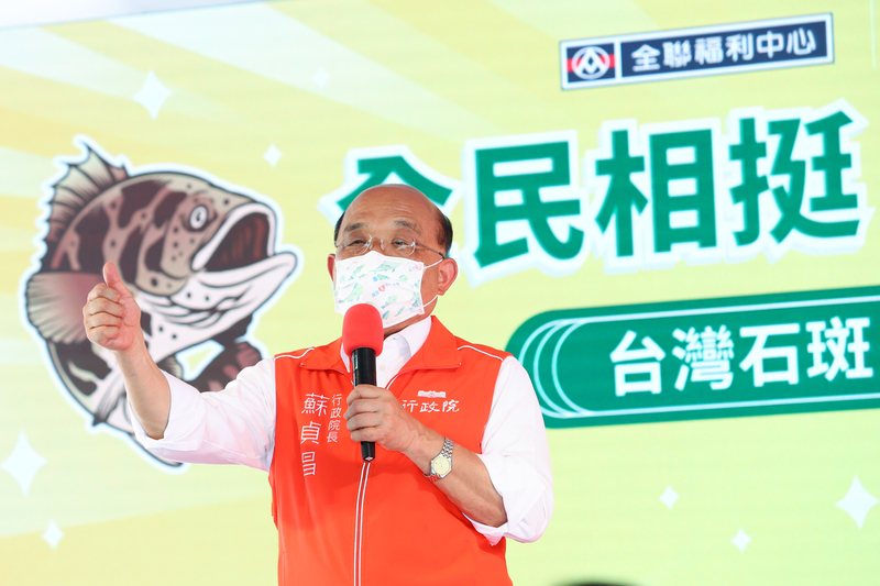 因應中國暫停台灣石斑魚輸入，行政院長蘇貞昌22日到新北市全聯中和新生店出席石斑魚推廣活動，邀請民眾用行動支持台灣優質的在地漁產。 (圖：中央社)