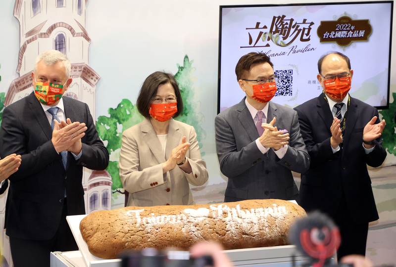 2022台北國際食品展22日起在南港展覽館熱鬧登場，總統蔡英文（左2）親自到場參觀立陶宛館，與外貿協會董事長黃志芳（右2）、立陶宛農業部政務次長吉爾卓帝斯（Egidijus Giedraitis）（左）等人合影。 (圖：中央社)