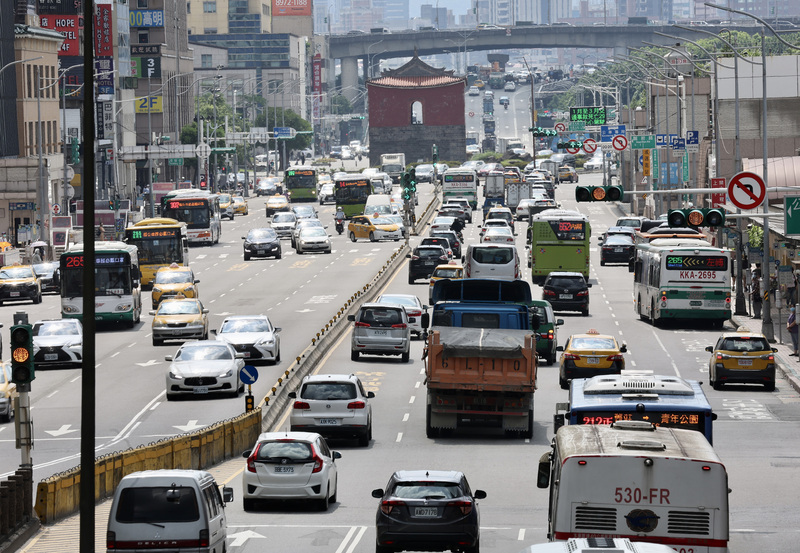 2023年元旦起，老舊車輛汰換為電動車補助上路，只要是出廠10年以上的燃油車換成電動車，可獲1萬5千元補助。示意圖。(圖：中央社)