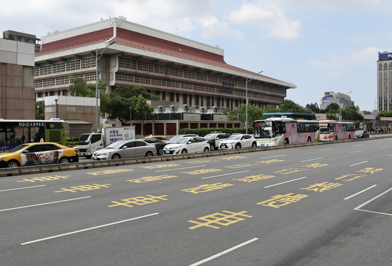 忠孝西路14日起機車可深夜通行。(資料照片/CNA)