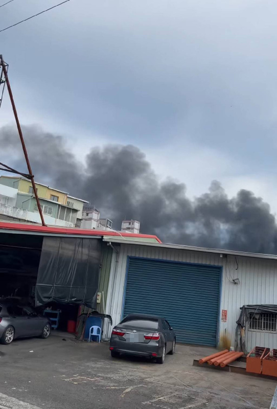 海軍1架S-70C反潛直升機22日疑因裝備故障，在高雄左營基地跑道墜毀，造成機上4人受傷送醫。有民眾拍下飛機墜毀後冒出大量濃煙。（民眾提供） (圖：中央社)