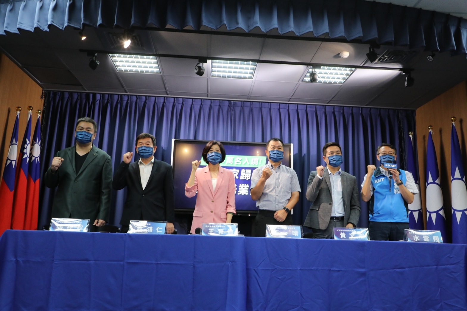 國民黨22日邀請觀旅業者共同召開記者會，呼籲政府盡速放寬入境數額。(國民黨文傳會提供)