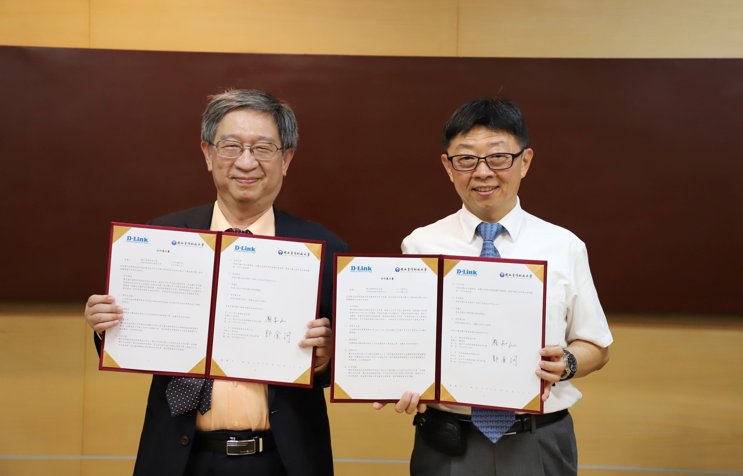 台灣科技大學校長顏家鈺(右)與D-Link友訊科技董事長郭金河(左)簽約，共同設立「友訊集團獎學金」。(台科大提供)
