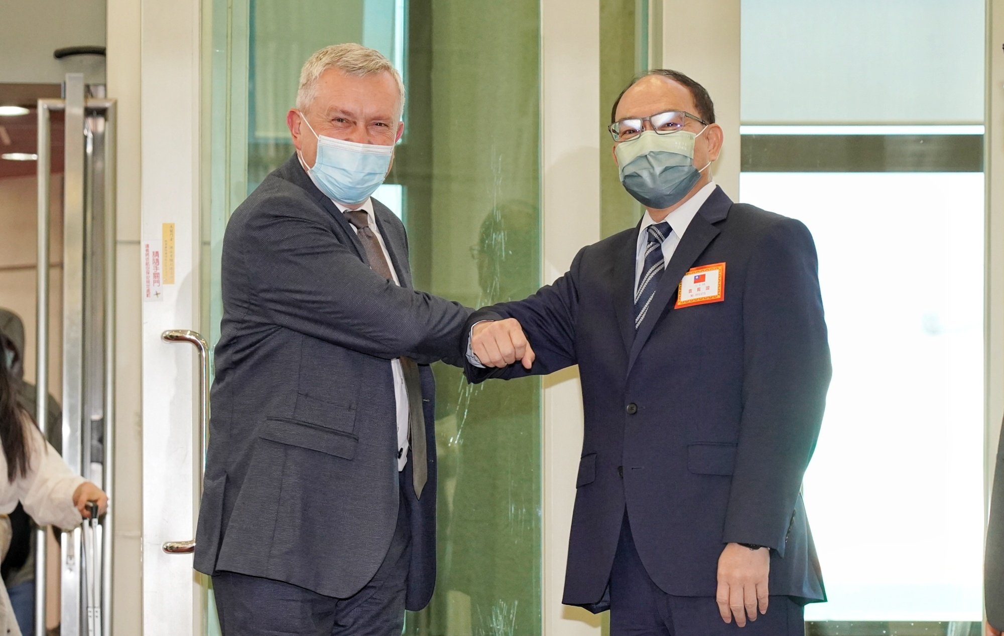 立陶宛農業部政務次長吉爾卓帝斯(Egidijus Giedraitis)(左)率團訪台。(外交部提供)