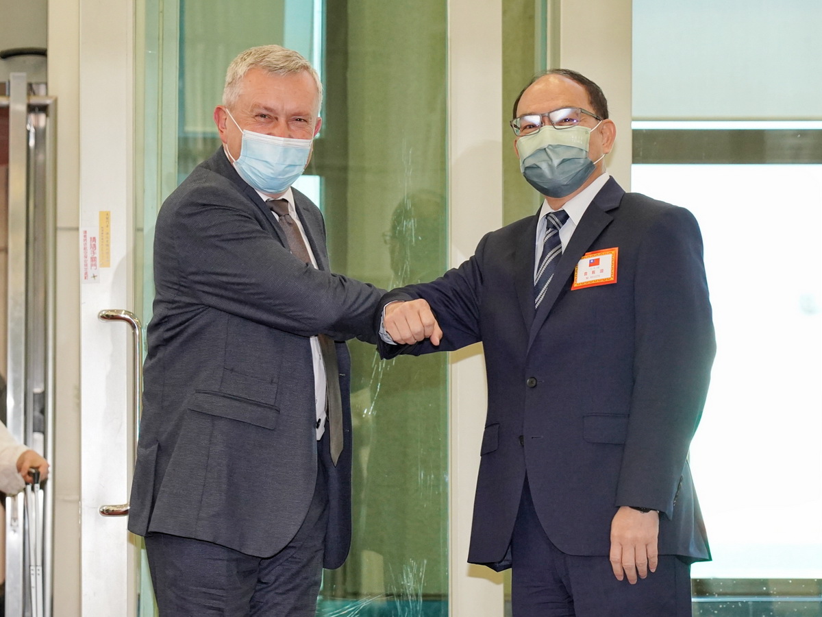立陶宛農業部政務次長吉爾卓帝斯(Egidijus Giedraitis，圖左)22日抵台訪問，外交部次長曾厚仁在機場迎接 (外交部提供)