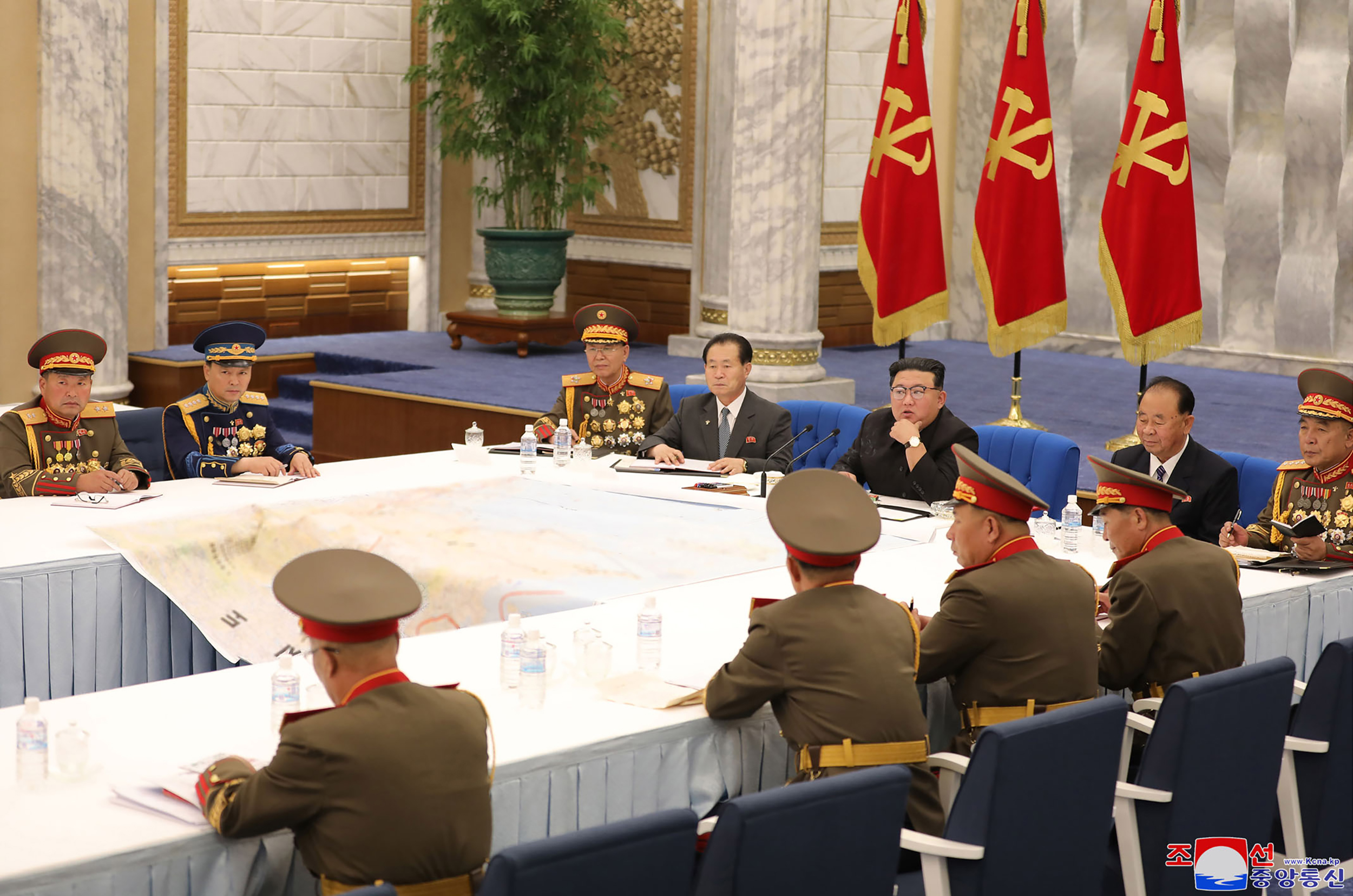 北韓領導人金正恩22日持續第二天，主持勞動黨(Workers' Party)的軍事與國防政策會議。(AFP)