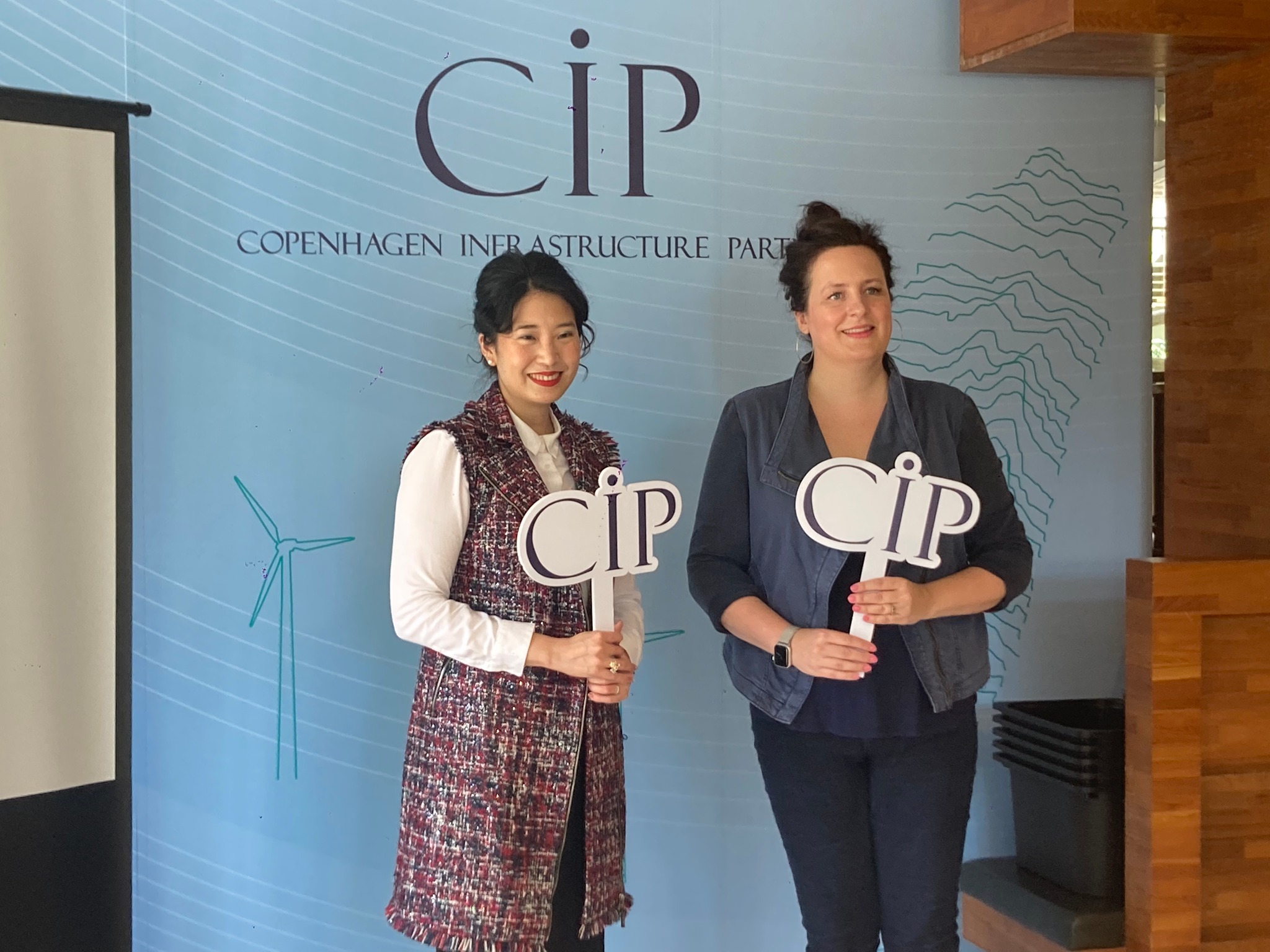 離岸風電開發商丹麥哥本哈根基礎建設基金(CIP)台灣區董事總經理許乃文(左)指出，2艘施工船隻已經到位，力拚彰芳西島一期風場在8月完工。(謝佳興 攝)