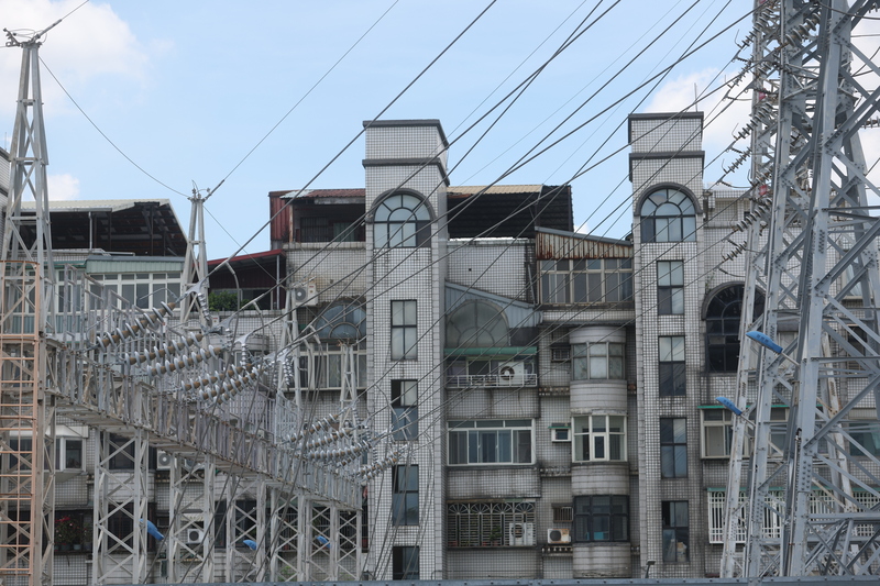 圖為新北市蘆洲區緊鄰住宅區的變電所。 (圖：中央社)