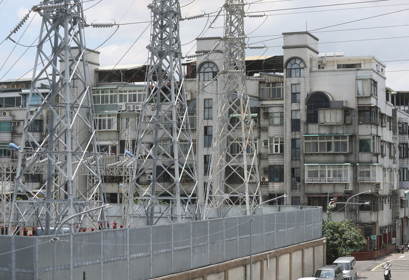 至2023年底，台電累積虧損已達3,826億元，希望由政府給予財務支持。圖為新北市蘆洲區緊鄰住宅區的變電所。 (圖：中央社)