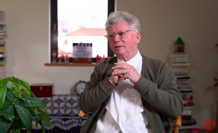 親中且長居上海，曾獲奧斯卡獎的英國導演柯文思(Malcolm Clarke)(圖)，拍攝反送中紀錄片近日在香港播出，柯文思稱希望藉這部紀錄片化解港人仇恨，但其親中背景令人質疑紀錄片目的。（翻攝觀察者網影片）