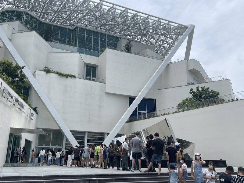 台南市美術館2館「亞洲的地獄與幽魂」25日開展，上午購票進場的民眾大排長龍。 (圖：中央社)