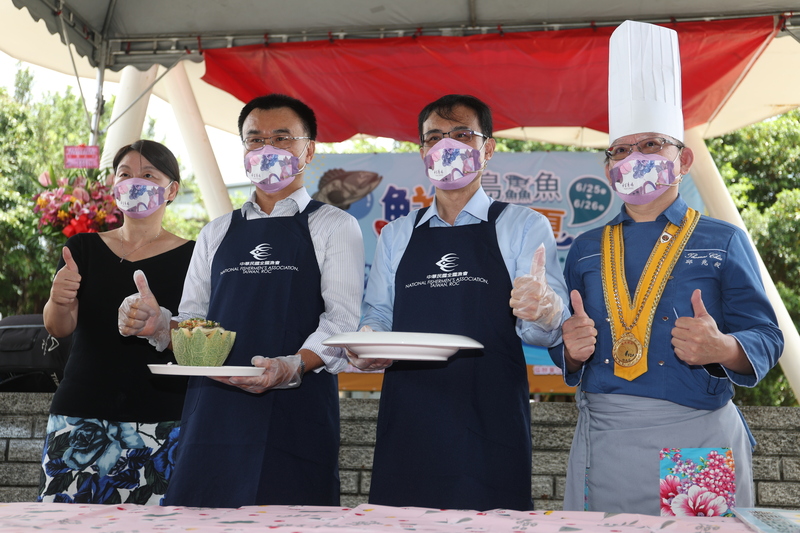中華民國全國漁會25日上午在台北希望廣場舉辦「寶島(魚魚魚)魚 鮮美一夏」記者會，農委會主委陳吉仲（左2）親自下廚教學石斑魚料理，推廣石斑魚。 (圖：中央社)