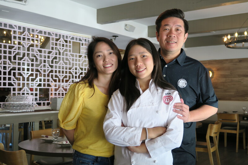 台裔女童朱如茵(中)榮登「小小頂級廚師美國版」第8季冠軍，父親朱家宏(右)與母親陳詩涵(左)感到開心又驕傲。 (圖：中央社)