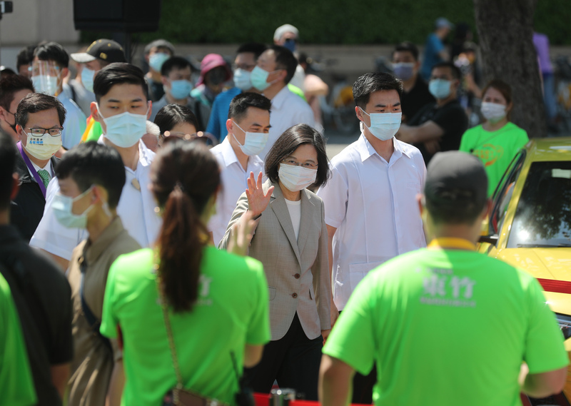 總統蔡英文（前中）26日出席「用藥安全路，藥師來照護」園遊會，向現場志工揮手致意。 (圖：中央社)