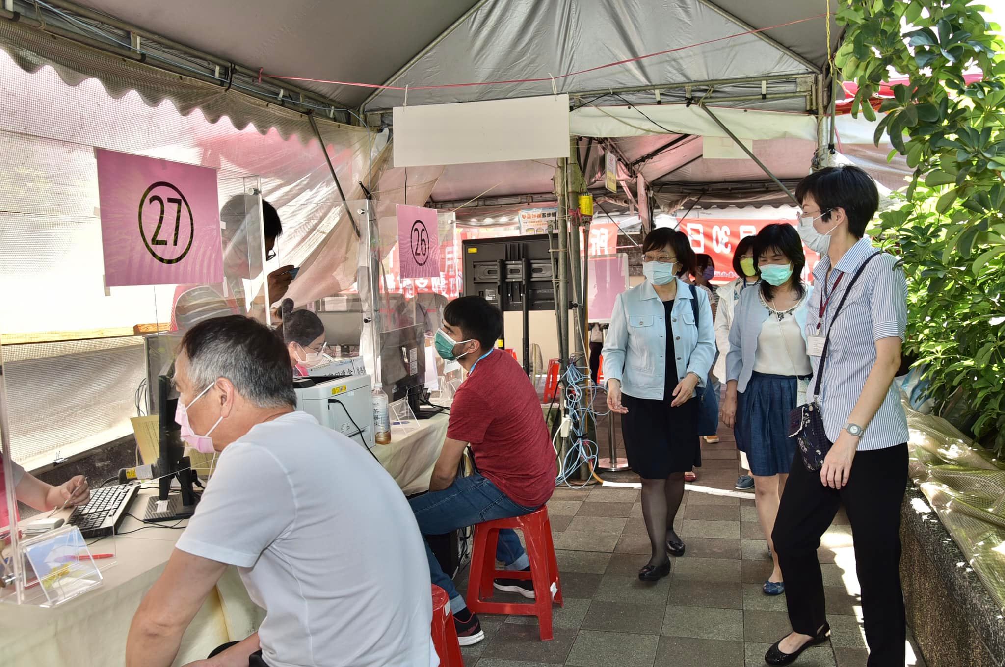 根據財政部統計至21日仍有15%的綜合所得稅納稅義務人未完成申報，呼籲民眾利用網路或臨櫃加開時段儘速完稅。圖為賦稅署署長許慈美24日前往台北國稅局視察民眾報稅情況。（圖:台北國稅局粉專）