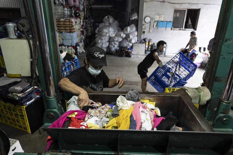 據環境部統計，2022年全國舊衣回收量僅8.2萬公噸，為了讓舊衣能夠回收再利用，環境部資源循環署正在研擬推動「紡織品循環指引」。圖為新北市五股舊衣物回收廠。(資料照/圖：中央社)