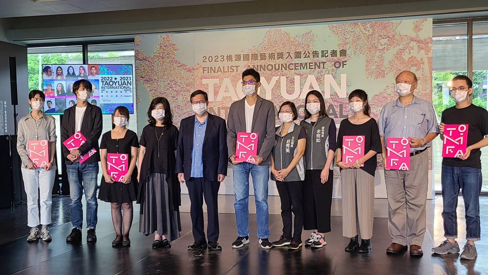 在國際重量級評審嚴選下，桃園市長鄭文燦(左五)與桃園市立美術館館長劉俊蘭(左四)27日公布15組國內外優秀作品入圍第二屆桃源國際藝術獎名單，其中有7位來自台灣優秀年輕創作者。(江昭倫 攝)